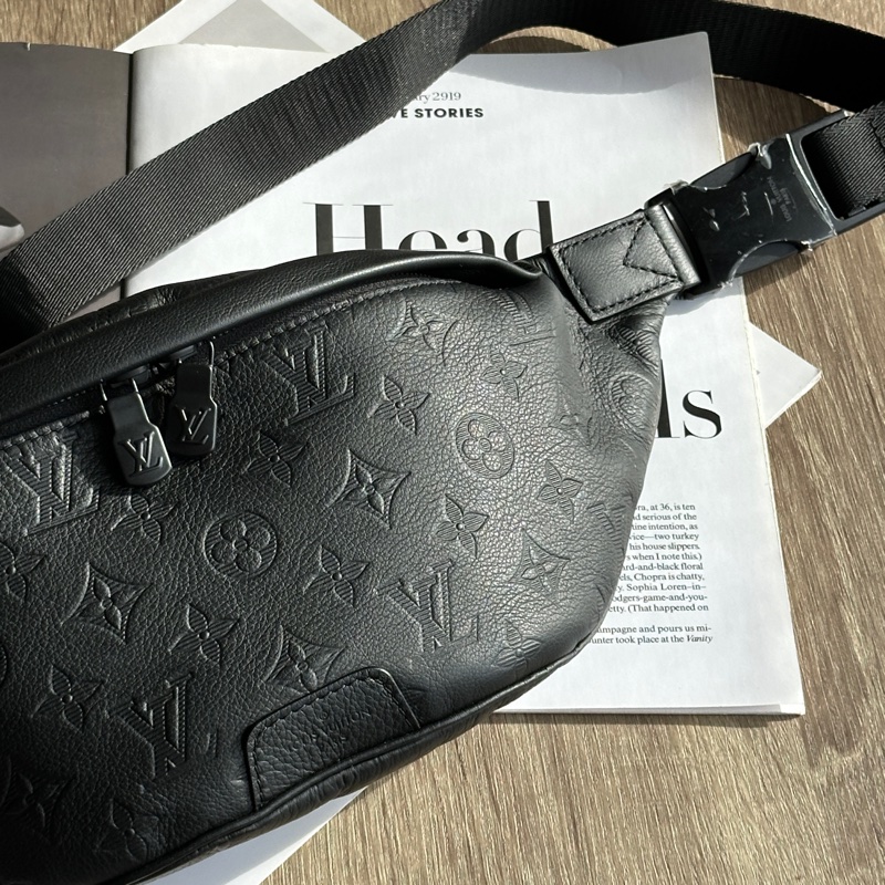 ‎˗ˏˋ 黑武士 º· 𓈒꙳ ‎˖ Louis Vuitton M46036 全新未使用 全皮壓紋 Discovery PM 胸包 腰包-6