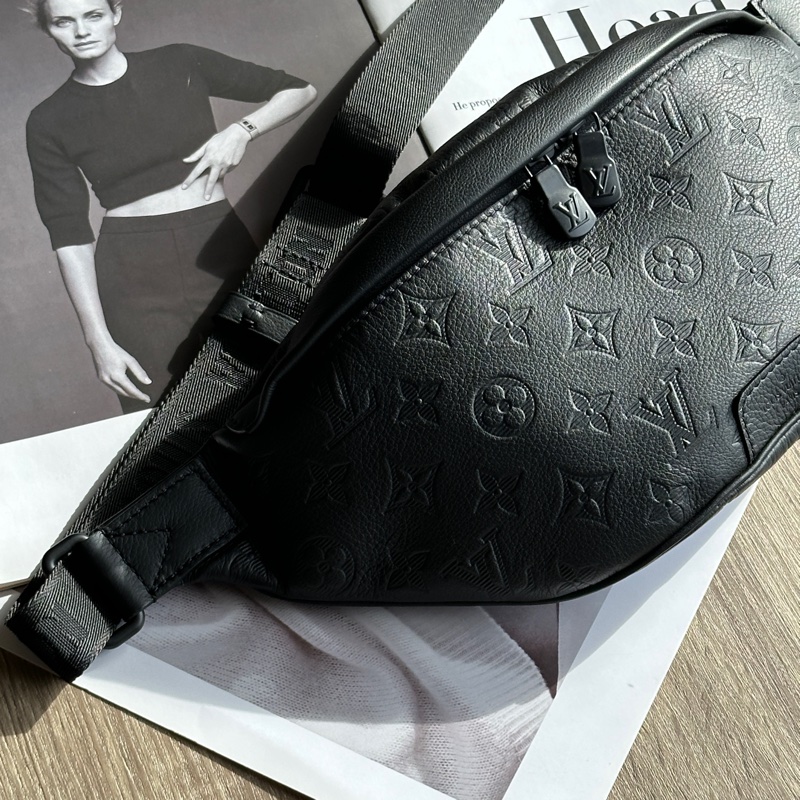 ‎˗ˏˋ 黑武士 º· 𓈒꙳ ‎˖ Louis Vuitton M46036 全新未使用 全皮壓紋 Discovery PM 胸包 腰包-7