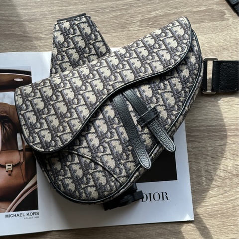 ‎˗ˏˋ 出屏幕的高級感 º· 𓈒꙳ ‎˖ Dior 1ADPO093YKY 王俊凱同款 Saddle 馬鞍胸包