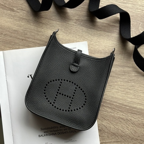 ‎˗ˏˋ 極簡老錢 º· 𓈒꙳ ‎˖ Hermès 展示品 閒置未使用 Mini Evelyne ll 2代 黑色TC牛皮 銀釦 斜背包