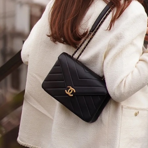季節限量款🤩Chanel V紋黑金鏈條信封包✉️