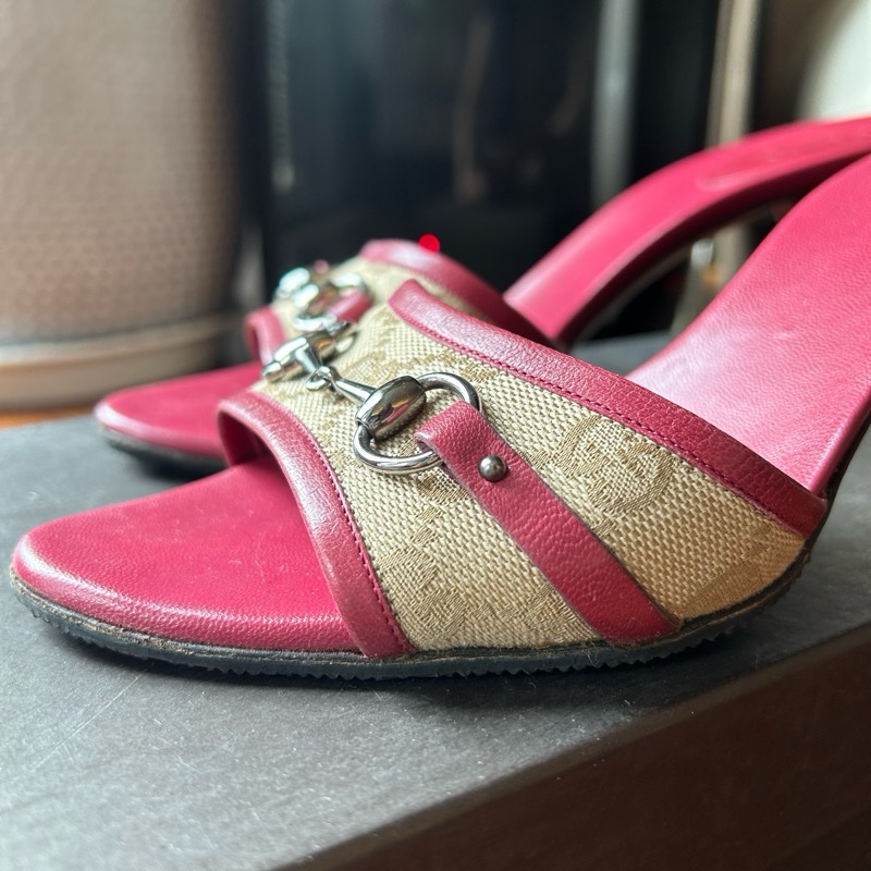 GUCCI桃粉色馬弦扣低跟涼鞋-10