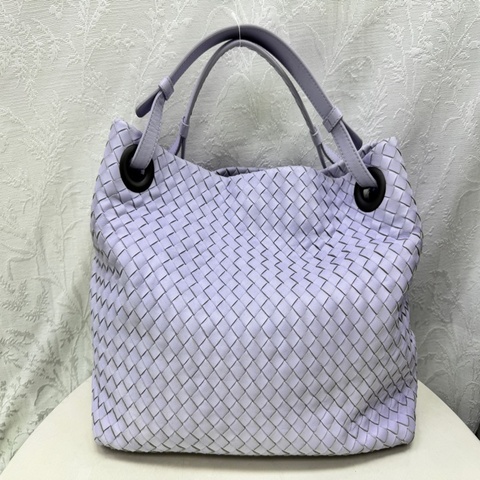 Bottega Veneta Intrecciato woven handbag in elegant lavender purple