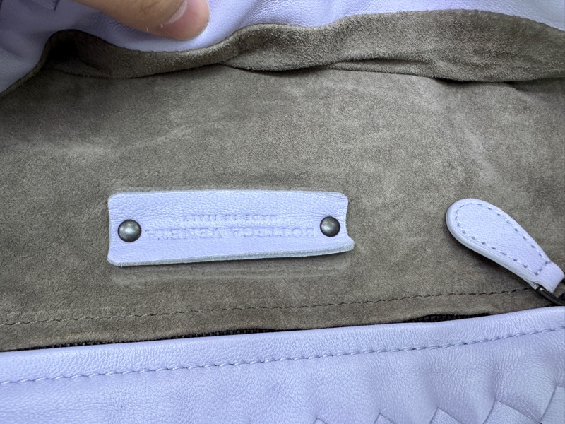 Bottega Veneta Intrecciato woven handbag in elegant lavender purple-8