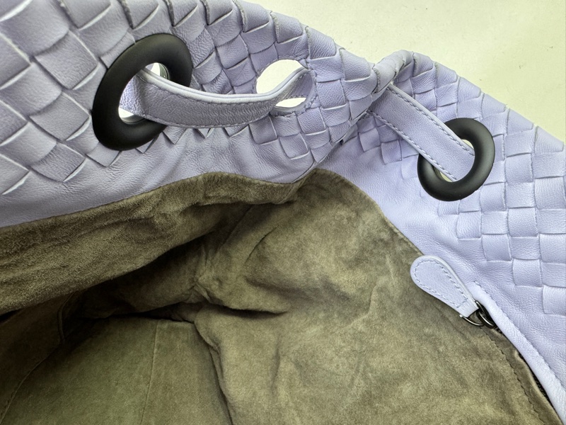 Bottega Veneta Intrecciato woven handbag in elegant lavender purple-12