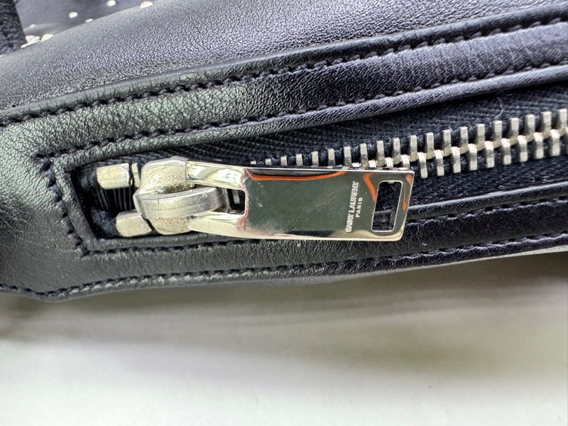 Saint Laurent Emmanuelle bucket bag in black leather-12