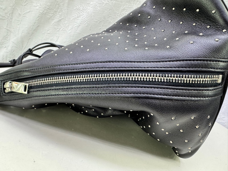 Saint Laurent Emmanuelle bucket bag in black leather-13