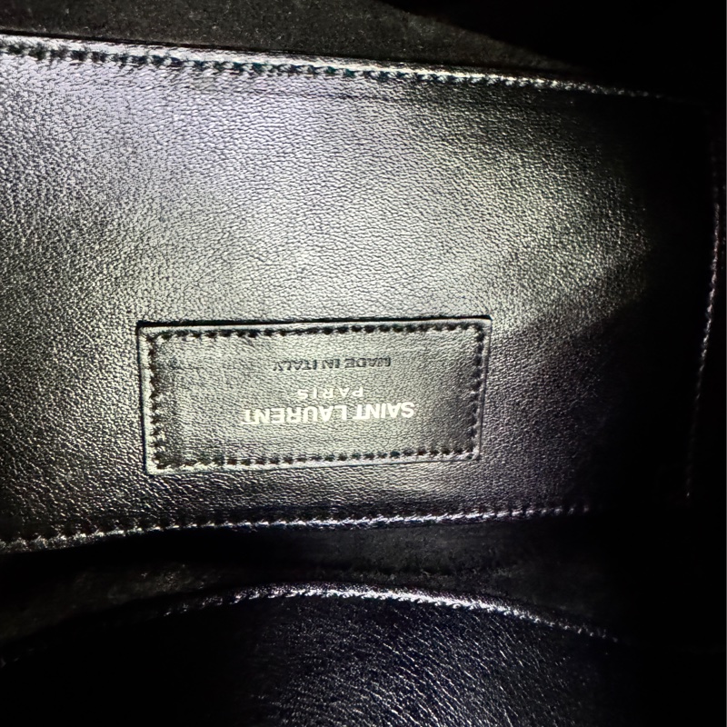 Saint Laurent Emmanuelle bucket bag in black leather-17