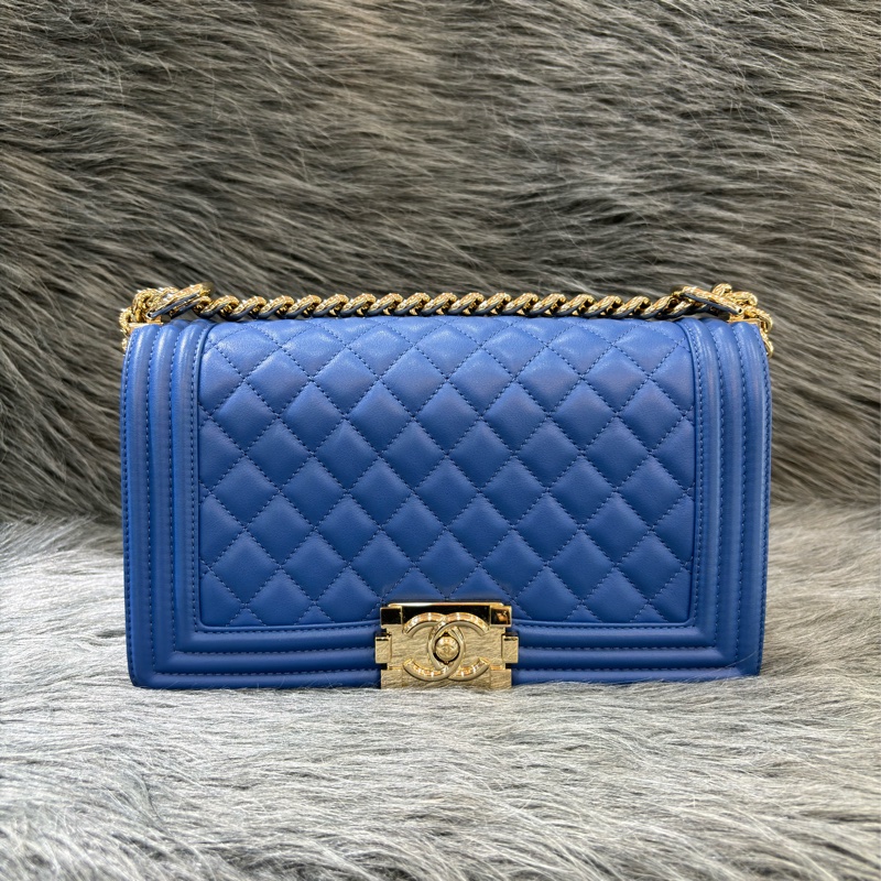 CHANEL A67086 COCO BOY 25 閃電藍羊皮 菱格 淡金釦 斜背包肩背包男孩包口蓋包-0