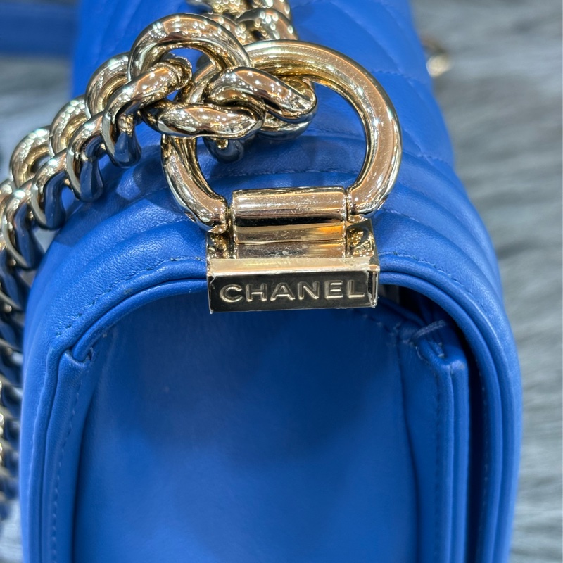 CHANEL A67086 COCO BOY 25 閃電藍羊皮 菱格 淡金釦 斜背包肩背包男孩包口蓋包-1