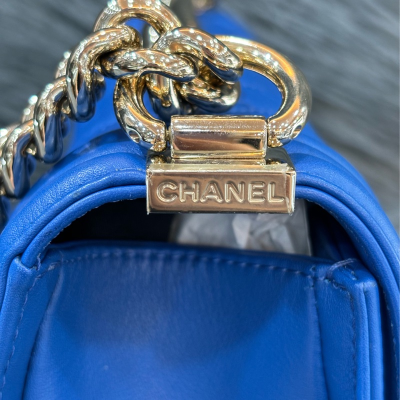 CHANEL A67086 COCO BOY 25 閃電藍羊皮 菱格 淡金釦 斜背包肩背包男孩包口蓋包-2