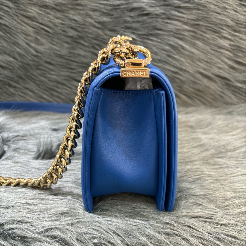 CHANEL A67086 COCO BOY 25 閃電藍羊皮 菱格 淡金釦 斜背包肩背包男孩包口蓋包-3