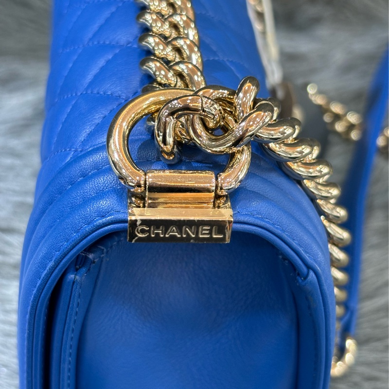 CHANEL A67086 COCO BOY 25 閃電藍羊皮 菱格 淡金釦 斜背包肩背包男孩包口蓋包-5