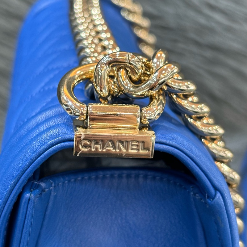 CHANEL A67086 COCO BOY 25 閃電藍羊皮 菱格 淡金釦 斜背包肩背包男孩包口蓋包-6