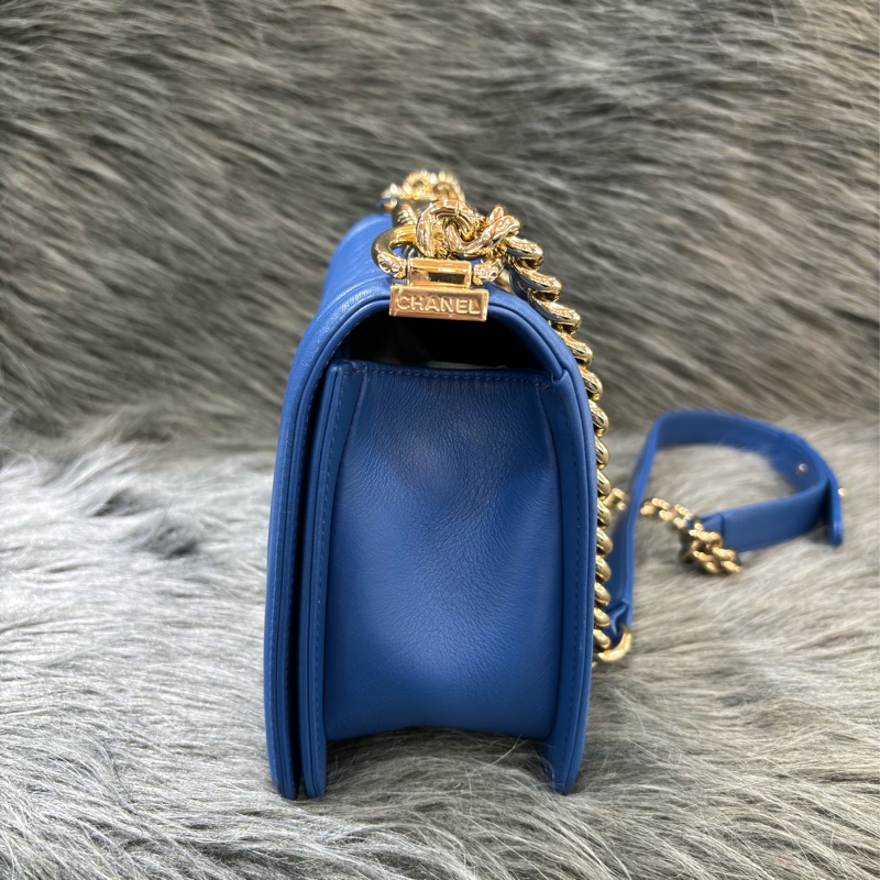 CHANEL A67086 COCO BOY 25 閃電藍羊皮 菱格 淡金釦 斜背包肩背包男孩包口蓋包-7