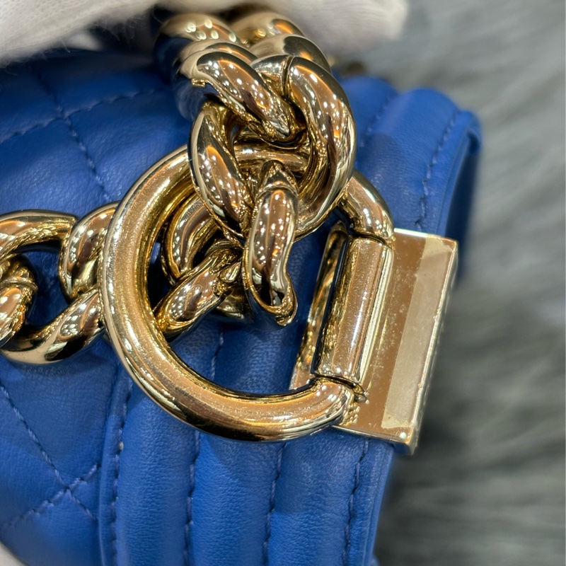 CHANEL A67086 COCO BOY 25 閃電藍羊皮 菱格 淡金釦 斜背包肩背包男孩包口蓋包-9