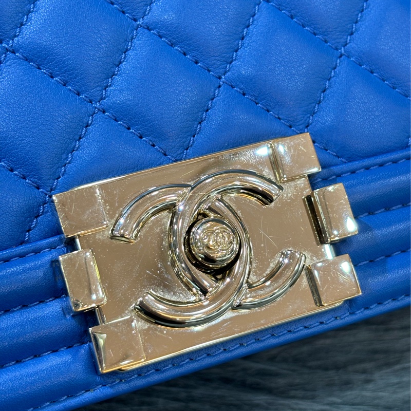 CHANEL A67086 COCO BOY 25 閃電藍羊皮 菱格 淡金釦 斜背包肩背包男孩包口蓋包-10