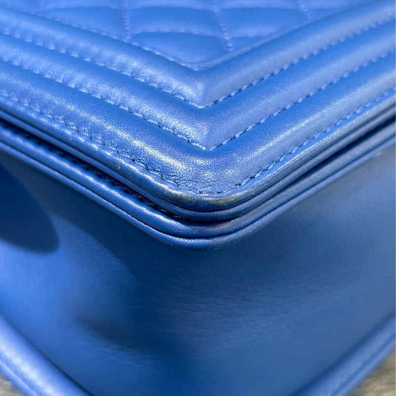 CHANEL A67086 COCO BOY 25 閃電藍羊皮 菱格 淡金釦 斜背包肩背包男孩包口蓋包-11