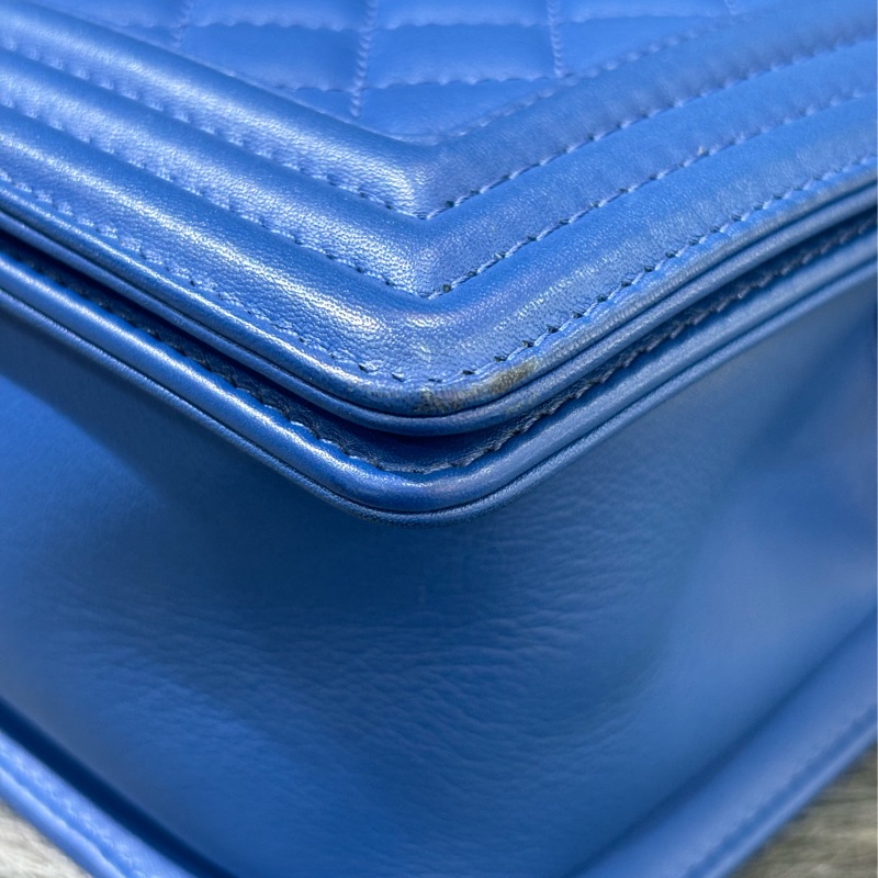 CHANEL A67086 COCO BOY 25 閃電藍羊皮 菱格 淡金釦 斜背包肩背包男孩包口蓋包-12