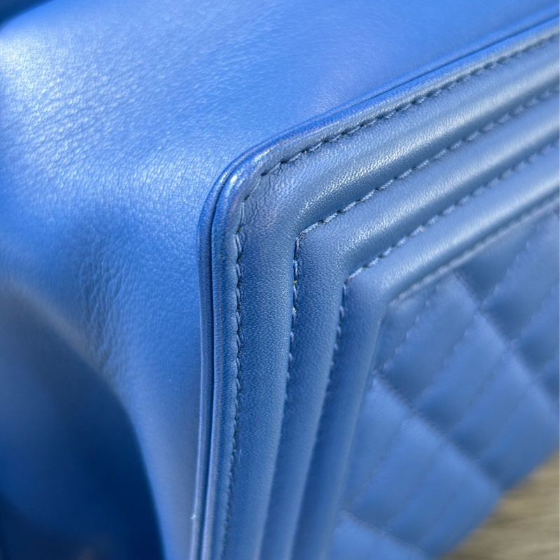 CHANEL A67086 COCO BOY 25 閃電藍羊皮 菱格 淡金釦 斜背包肩背包男孩包口蓋包-13