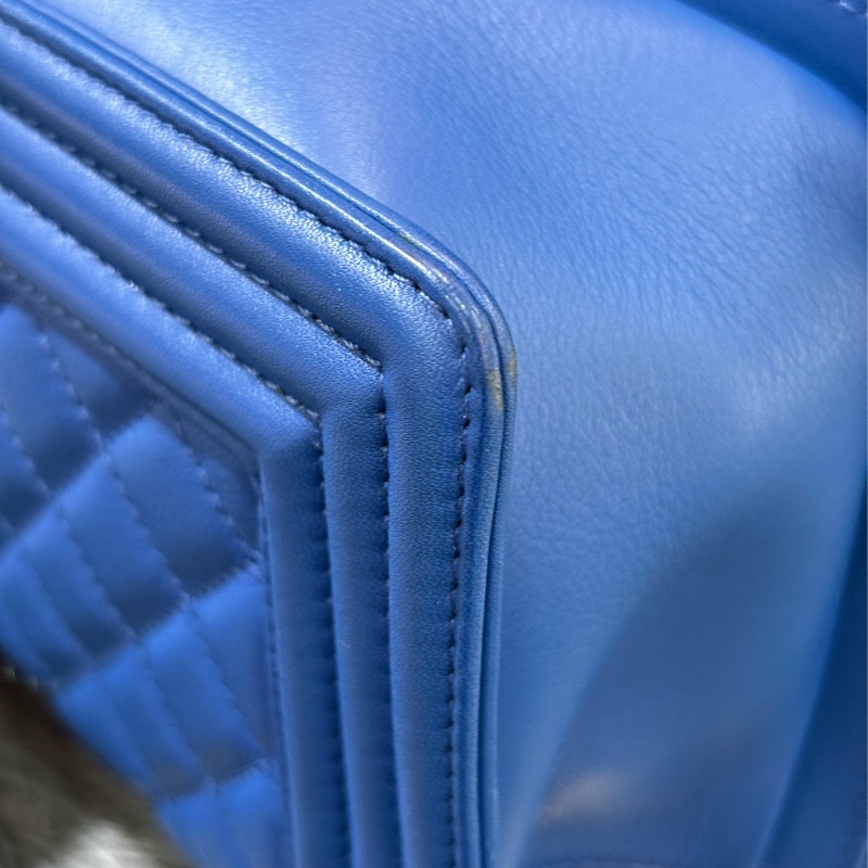 CHANEL A67086 COCO BOY 25 閃電藍羊皮 菱格 淡金釦 斜背包肩背包男孩包口蓋包-14