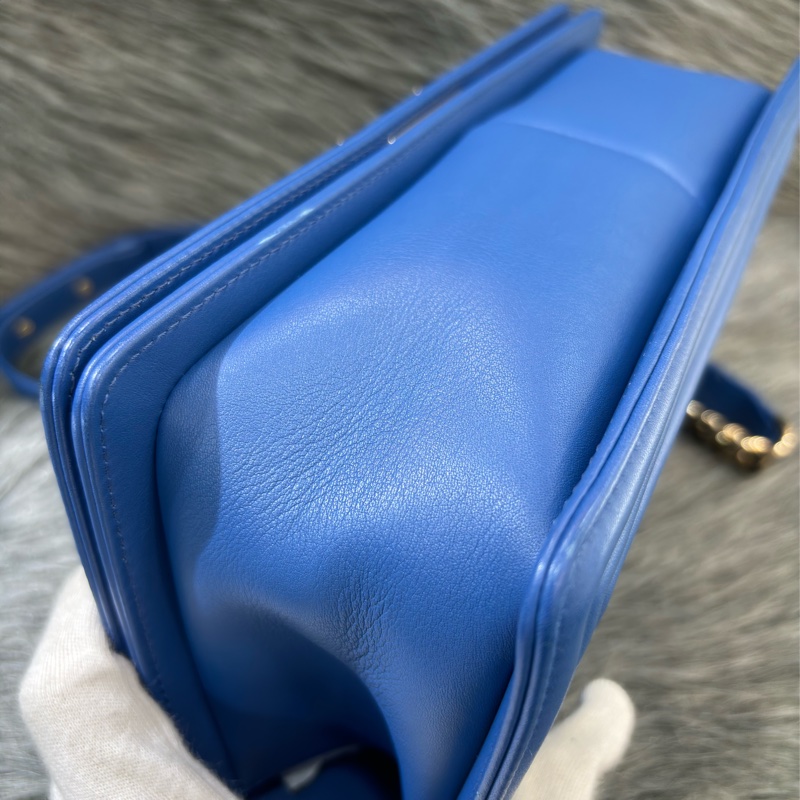 CHANEL A67086 COCO BOY 25 閃電藍羊皮 菱格 淡金釦 斜背包肩背包男孩包口蓋包-16