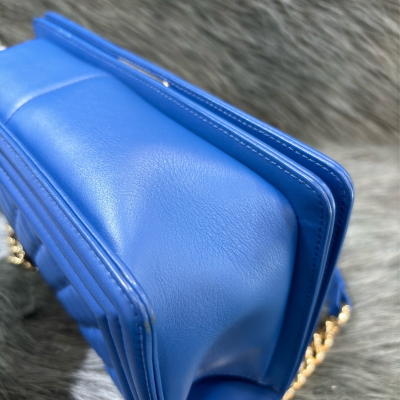 CHANEL A67086 COCO BOY 25 閃電藍羊皮 菱格 淡金釦 斜背包肩背包男孩包口蓋包-17