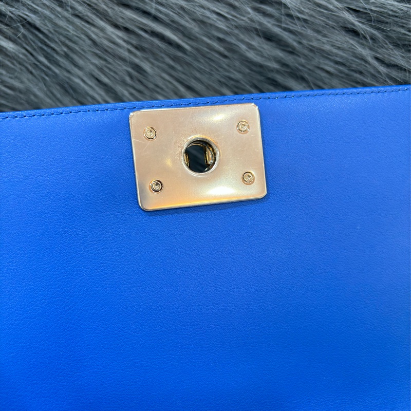 CHANEL A67086 COCO BOY 25 閃電藍羊皮 菱格 淡金釦 斜背包肩背包男孩包口蓋包-18