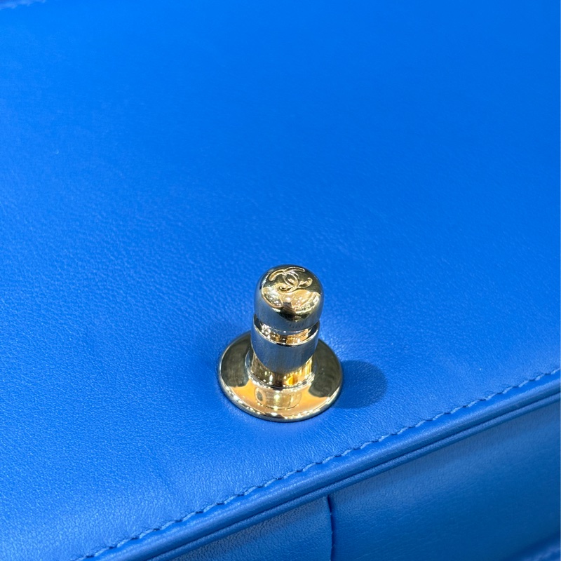 CHANEL A67086 COCO BOY 25 閃電藍羊皮 菱格 淡金釦 斜背包肩背包男孩包口蓋包-19