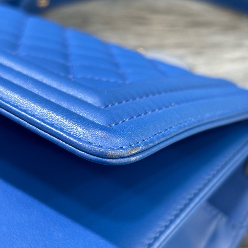 CHANEL A67086 COCO BOY 25 閃電藍羊皮 菱格 淡金釦 斜背包肩背包男孩包口蓋包-21