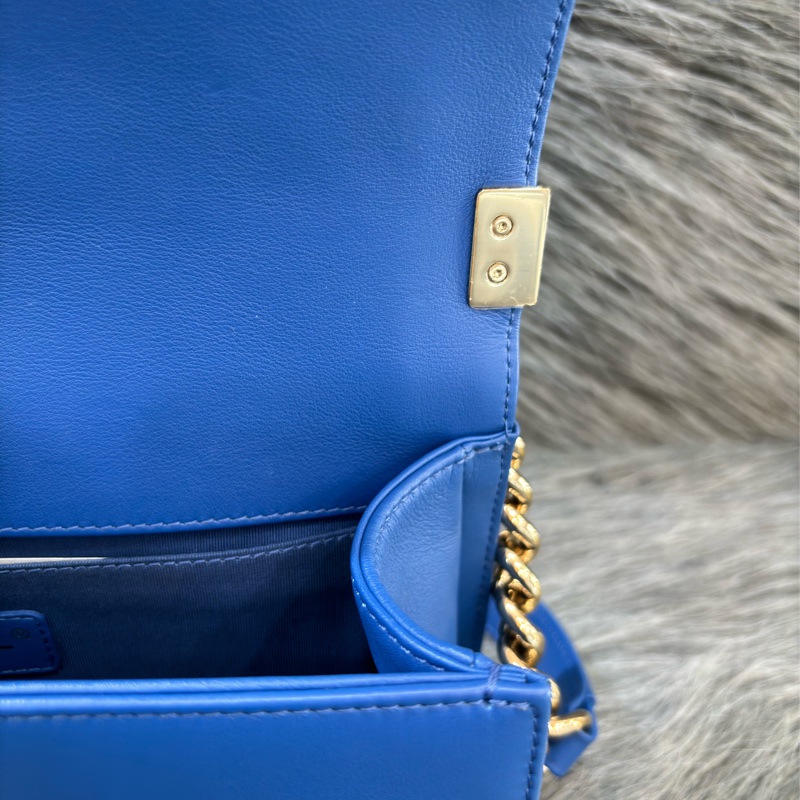 CHANEL A67086 COCO BOY 25 閃電藍羊皮 菱格 淡金釦 斜背包肩背包男孩包口蓋包-22