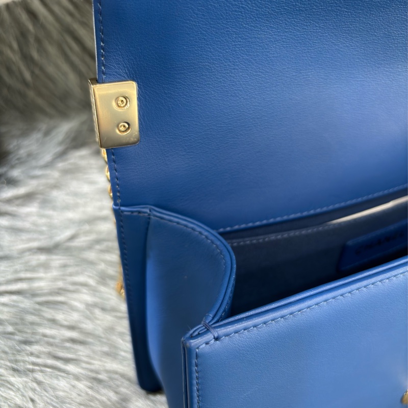 CHANEL A67086 COCO BOY 25 閃電藍羊皮 菱格 淡金釦 斜背包肩背包男孩包口蓋包-23