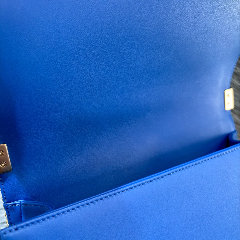 CHANEL A67086 COCO BOY 25 閃電藍羊皮 菱格 淡金釦 斜背包肩背包男孩包口蓋包-24