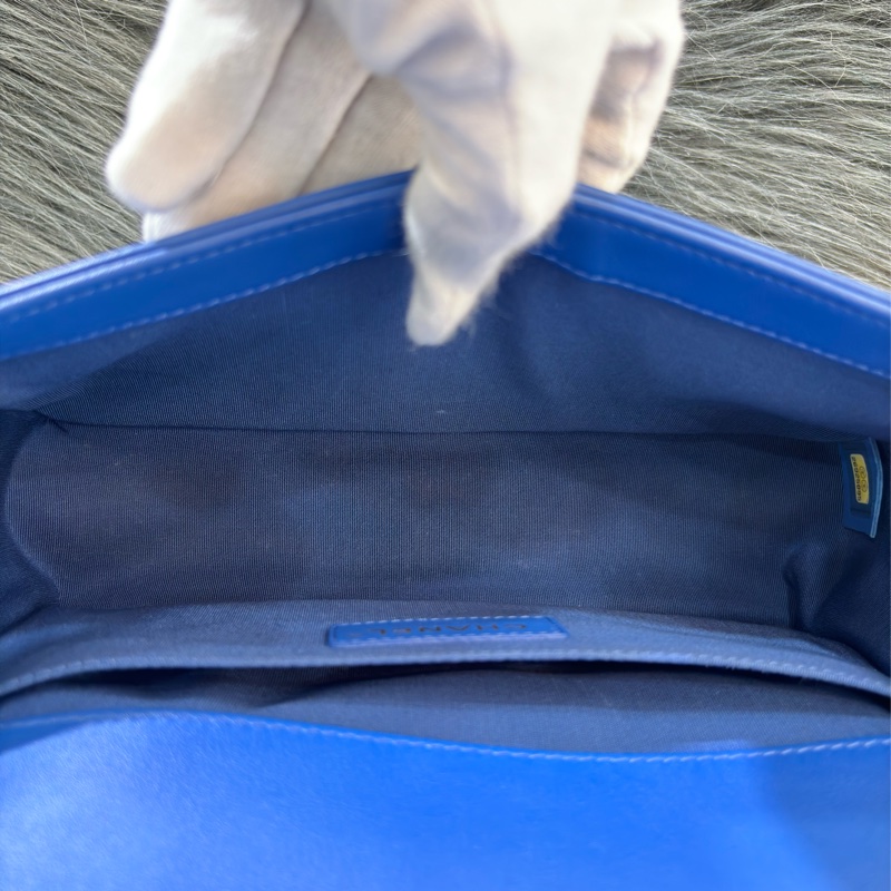 CHANEL A67086 COCO BOY 25 閃電藍羊皮 菱格 淡金釦 斜背包肩背包男孩包口蓋包-25