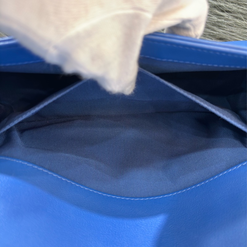 CHANEL A67086 COCO BOY 25 閃電藍羊皮 菱格 淡金釦 斜背包肩背包男孩包口蓋包-26