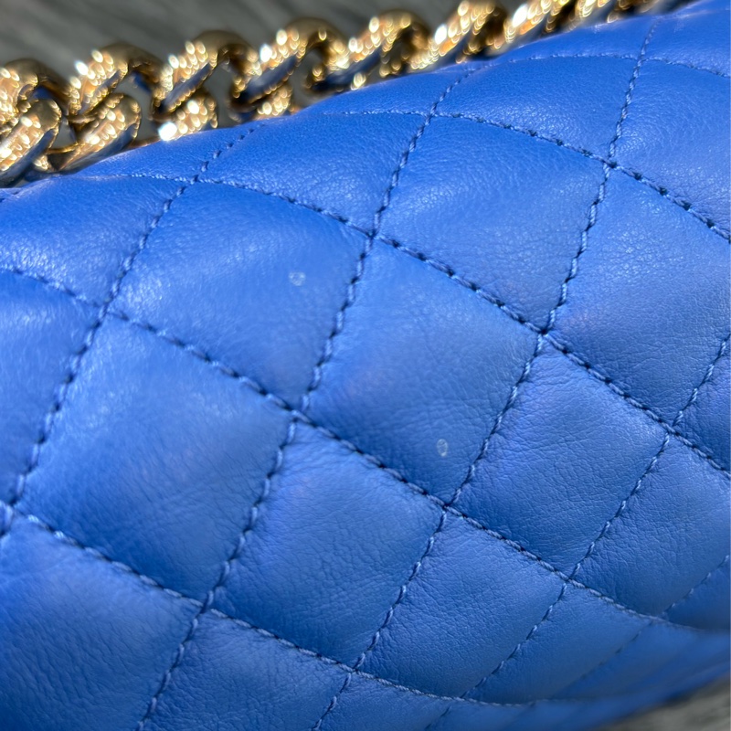 CHANEL A67086 COCO BOY 25 閃電藍羊皮 菱格 淡金釦 斜背包肩背包男孩包口蓋包-29