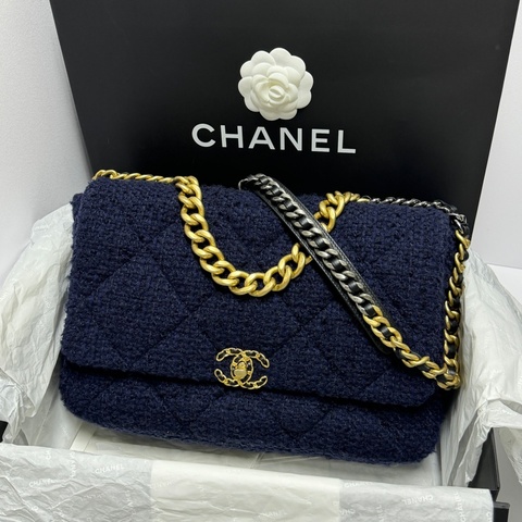 （全新全配💞 最大顆的） Chanel 19 Maxi 飛機包 專櫃飆漲至30萬！