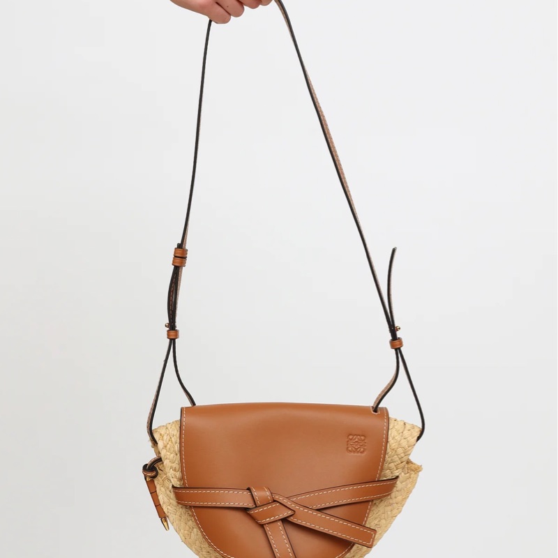 平台最低價最新✨近新閒置未用品✨斷貨款夏日必備Loewe Gate small金棕色牛皮拼接拉菲草蝴蝶結草編包馬鞍包-1