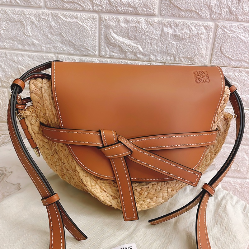 平台最低價最新✨近新閒置未用品✨斷貨款夏日必備Loewe Gate small金棕色牛皮拼接拉菲草蝴蝶結草編包馬鞍包-4
