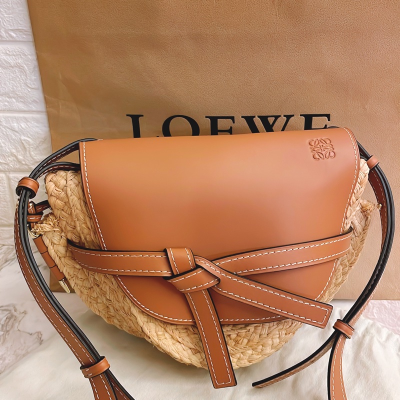 平台最低價最新✨近新閒置未用品✨斷貨款夏日必備Loewe Gate small金棕色牛皮拼接拉菲草蝴蝶結草編包馬鞍包-5