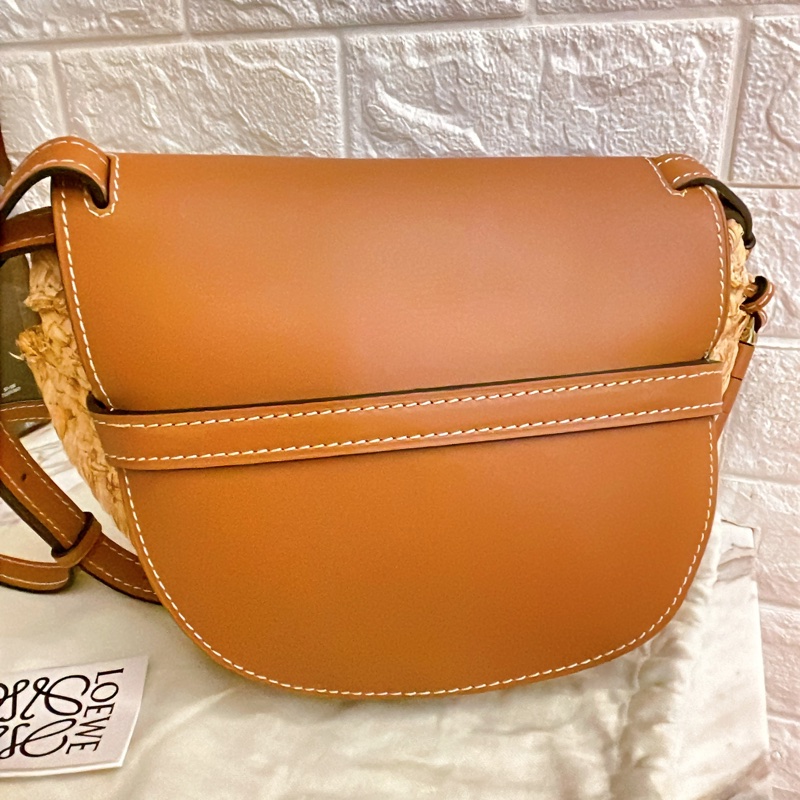 平台最低價最新✨近新閒置未用品✨斷貨款夏日必備Loewe Gate small金棕色牛皮拼接拉菲草蝴蝶結草編包馬鞍包-6