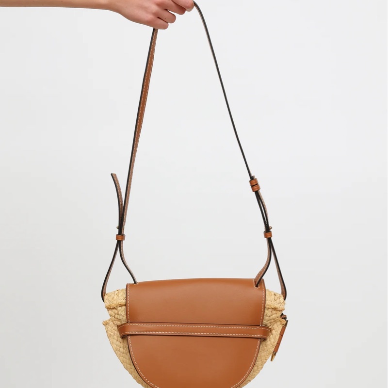 平台最低價最新✨近新閒置未用品✨斷貨款夏日必備Loewe Gate small金棕色牛皮拼接拉菲草蝴蝶結草編包馬鞍包-10