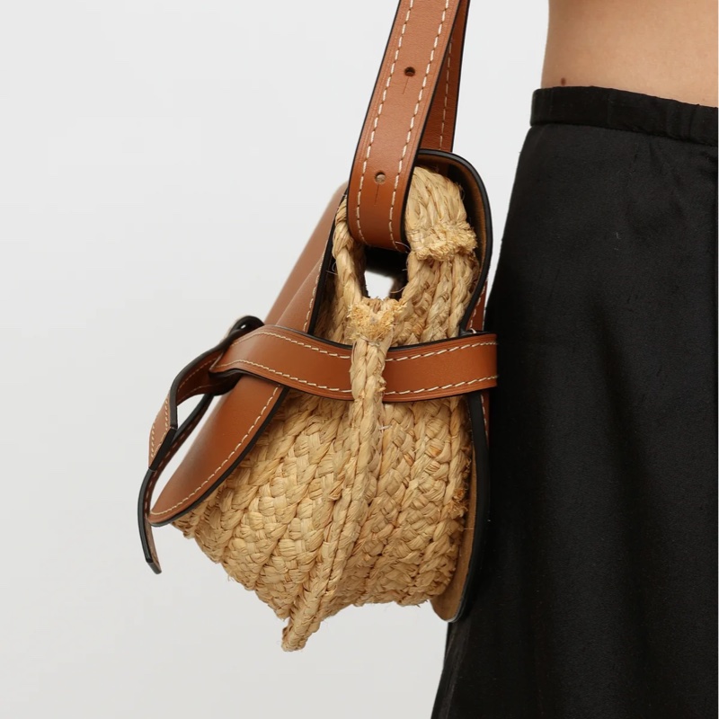 平台最低價最新✨近新閒置未用品✨斷貨款夏日必備Loewe Gate small金棕色牛皮拼接拉菲草蝴蝶結草編包馬鞍包-11