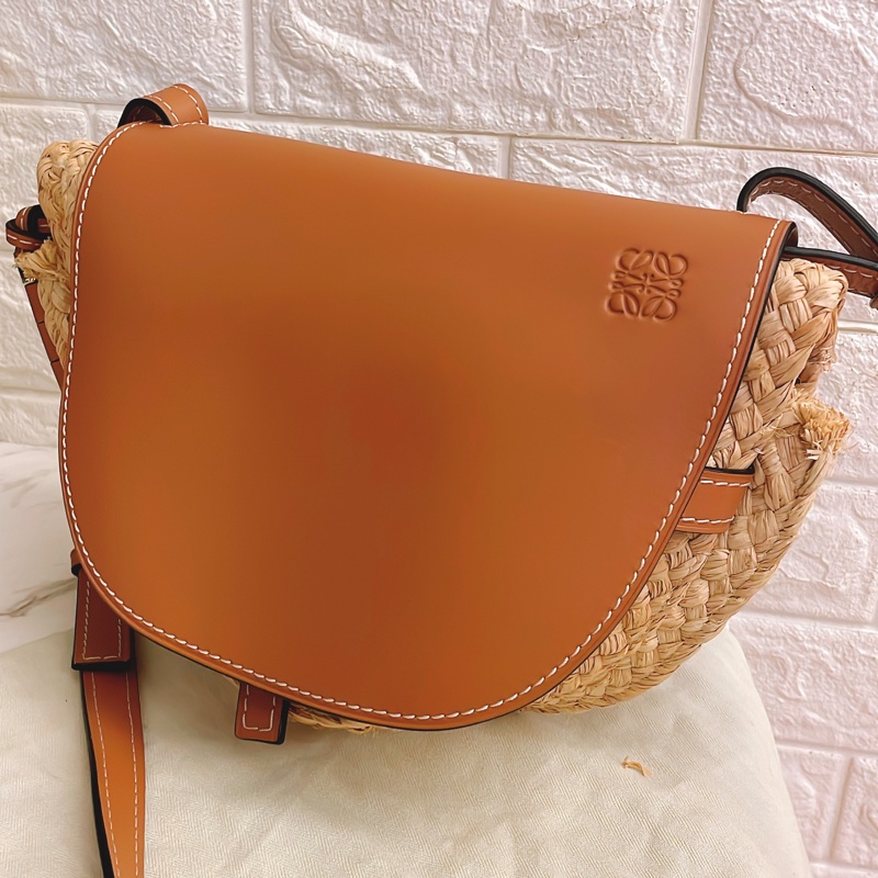 平台最低價最新✨近新閒置未用品✨斷貨款夏日必備Loewe Gate small金棕色牛皮拼接拉菲草蝴蝶結草編包馬鞍包-17
