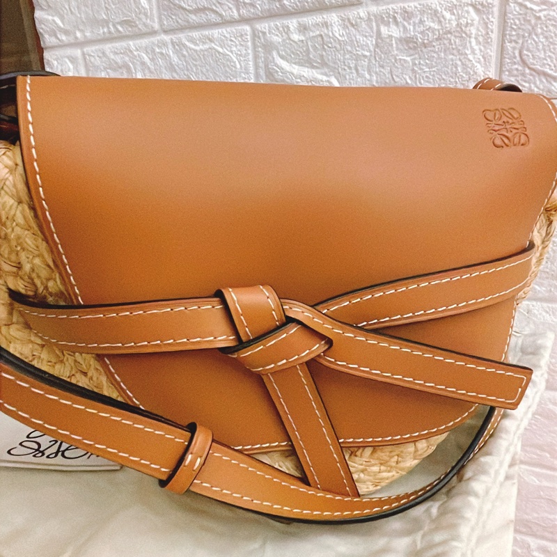 平台最低價最新✨近新閒置未用品✨斷貨款夏日必備Loewe Gate small金棕色牛皮拼接拉菲草蝴蝶結草編包馬鞍包-22