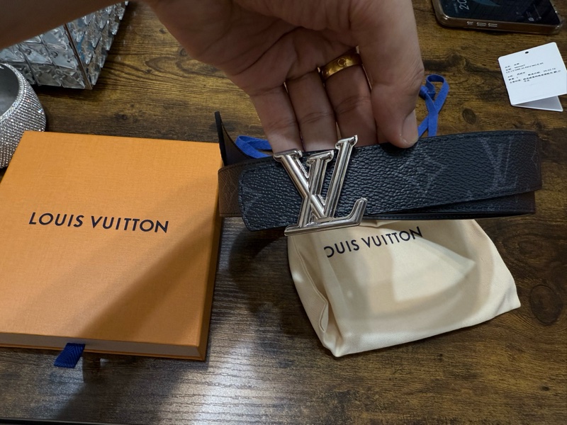 (已絕版)LV男生皮帶 M4049T Monogram 專櫃購入 新款 圖案塗層帆布雙面皮革皮 帶仿舊銀色LV Dimension搭扣新款(9成新 只用兩次)-6