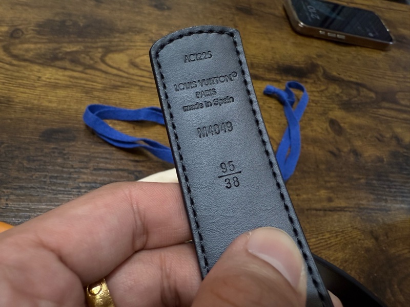 (已絕版)LV男生皮帶 M4049T Monogram 專櫃購入 新款 圖案塗層帆布雙面皮革皮 帶仿舊銀色LV Dimension搭扣新款(9成新 只用兩次)-16