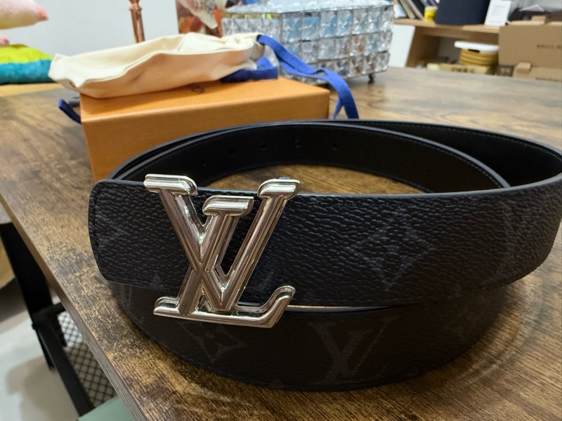 (已絕版)LV男生皮帶 M4049T Monogram 專櫃購入 新款 圖案塗層帆布雙面皮革皮 帶仿舊銀色LV Dimension搭扣新款(9成新 只用兩次)-21