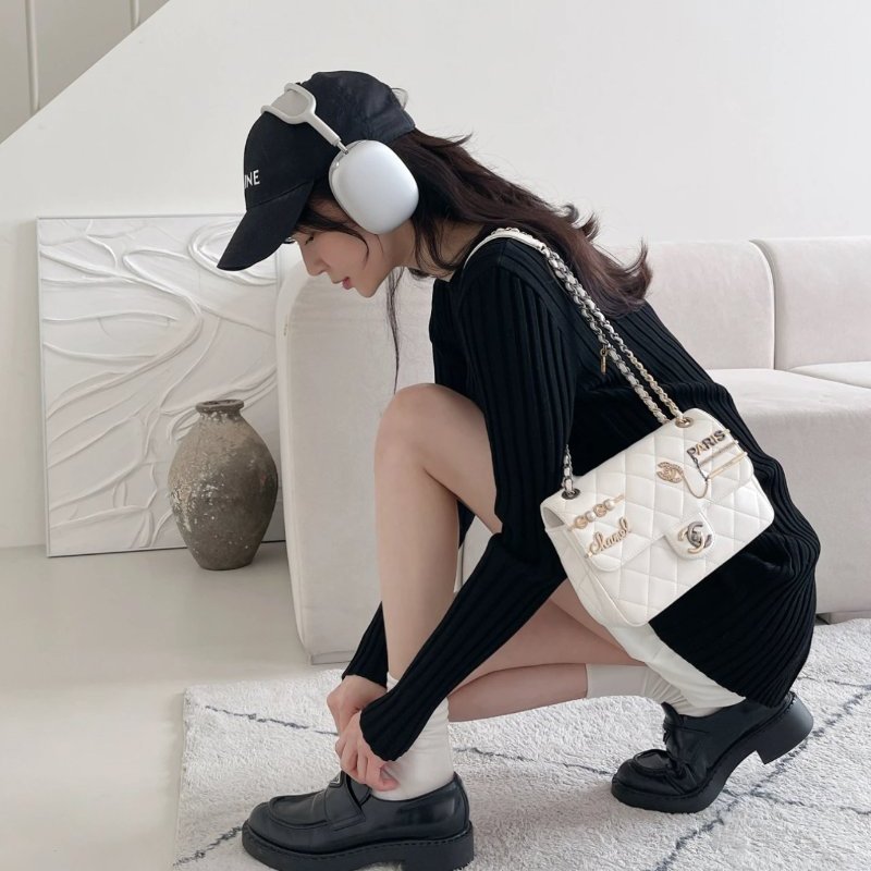 ✨CHANEL 白色鴛鴦扣徽章CF鍊條包 22*14*8 全新閒置配件塵袋-0