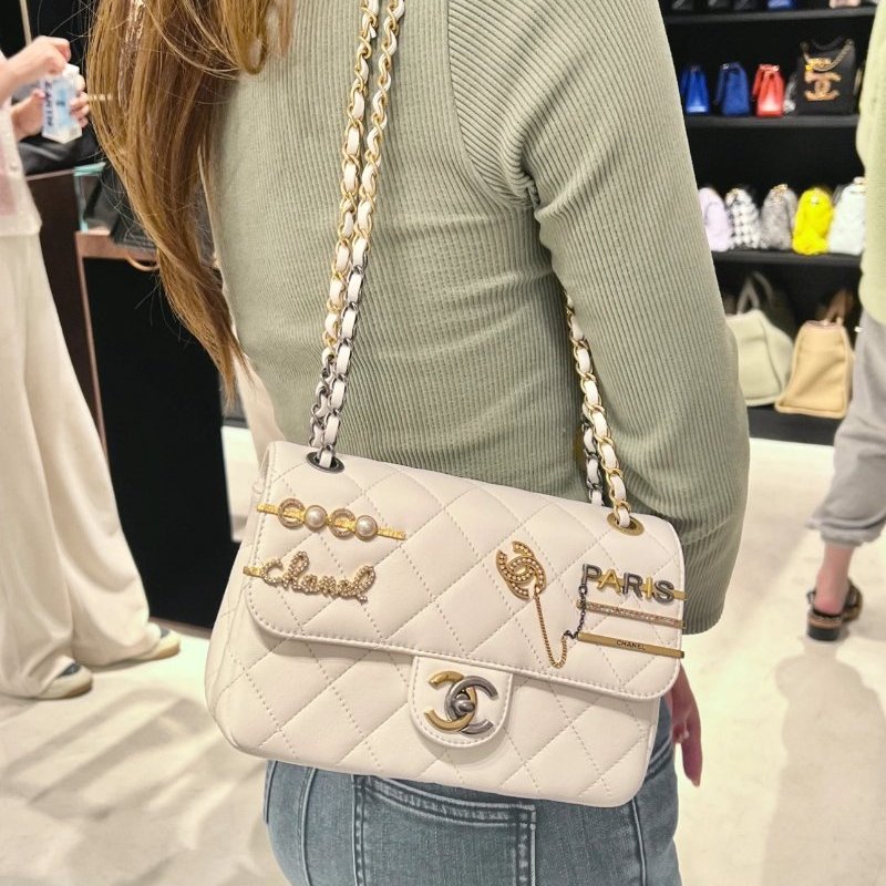 ✨CHANEL 白色鴛鴦扣徽章CF鍊條包 22*14*8 全新閒置配件塵袋-1